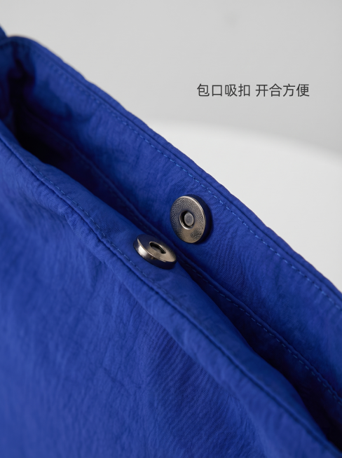 [主图 4] 克莱因蓝单肩背包包口吸扣细节特写图。
[氛围风格] 细节质感展示，专业清晰，简约高级。
[画质] 商业摄影质感、光线柔和通透、产品清晰真实、画面干净高级。
[元素] 特写展示克莱因蓝单肩预览效果