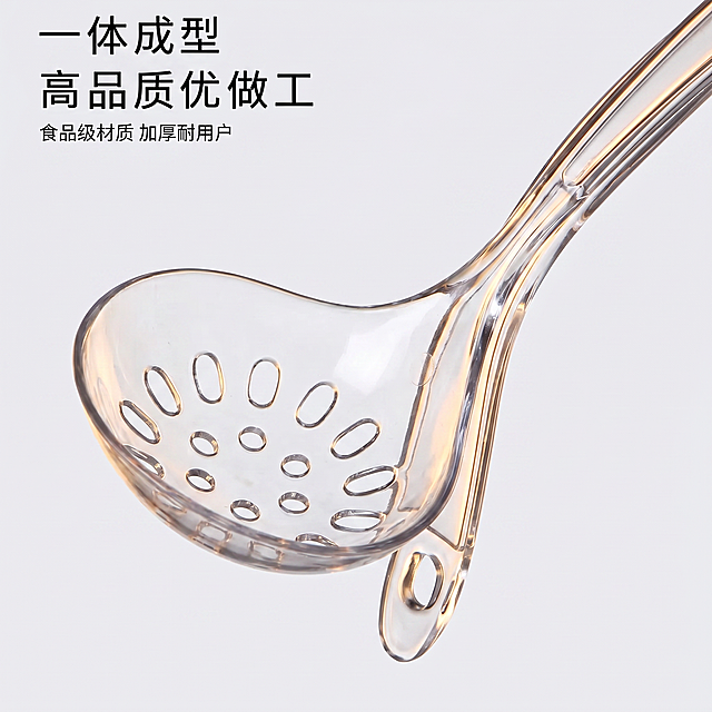 [主图 3] 材质细节展示图，放大展示食品级一次性大汤勺漏勺的材质做工。
[氛围风格] 专业细节特写，真实可信的品质感。
[画质] 商业摄影质感，光线柔和通透，产品清晰真实，画面干净高级，超高清。
[元素] 特写展示透明款漏勺的勺头漏孔区域和手柄挂孔位置，侧逆光拍摄突出透明PS材质的清透质感，背景为纯净浅灰色，简洁不抢主体。保持产品外观、物理结构、材质质感、颜色与输入产品图绝对一致，杜绝任何变形和色差，精细化处理。产品主体占比约70%，画面满屏无边框。
[光影] 侧逆光突出透明材质通透感，边缘轮廓清晰，高光柔和，细节纹理分明。
[配色] 主色调浅灰、透明，点缀黑色文字，简洁专业。
[视角构图] 特写平视，主体居中，突出细节部位。
[文字版式] 左上角文字「一体成型 高品质做工」黑色加粗，下方小字「食品级材质 加厚耐用户」，文字放置在留白区域，不遮挡产品细节。
[比例分辨率] 1:1 比例，2k分辨率，文字清晰可辨，超高清。
[负向提示词] 变形，水印，文字错乱，产品图模糊，背景杂乱，遮挡主体
