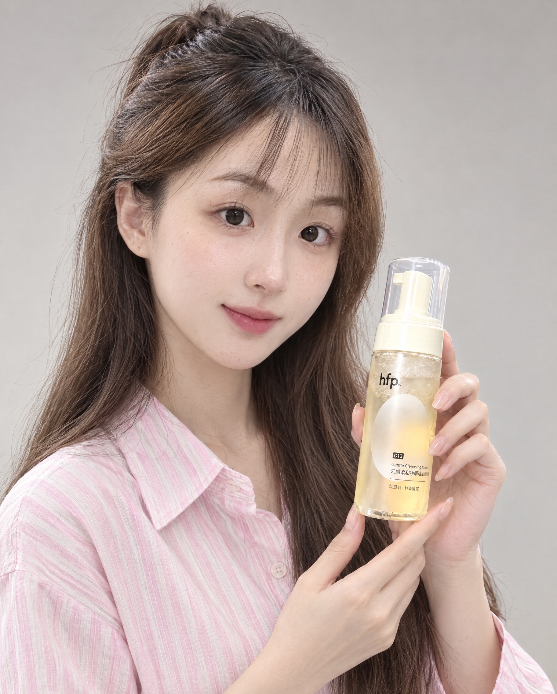 专业美妆产品棚拍，年轻东亚女性模特，面容与参考图中女孩完全一致… - 图片创意预览