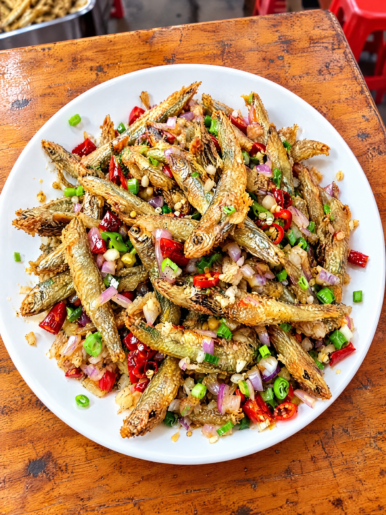 基于参考图中的干炸小河鱼菜品，生成正俯视（90度俯拍）角度的美… - 图片创意预览
