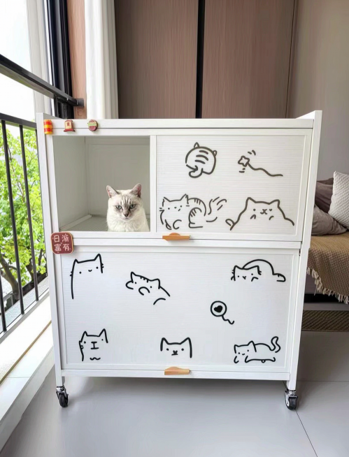 参考原图的猫柜设计，换到阳台或者客厅另一侧拍摄，生成一张摆放这个猫柜的真实买家秀照片，去掉水印，保持猫咪涂鸦柜门和整体风格一致预览效果