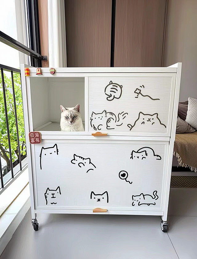 参考原图的猫柜设计，换到阳台或者客厅另一侧拍摄，生成一张摆放这个猫柜的真实买家秀照片，去掉水印，保持猫咪涂鸦柜门和整体风格一致