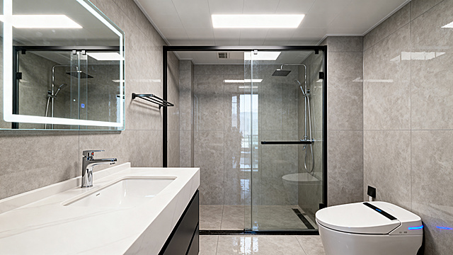 高清横版卫生间图片，现代简约风格，干净整洁，光线明亮自然，高清细节丰富