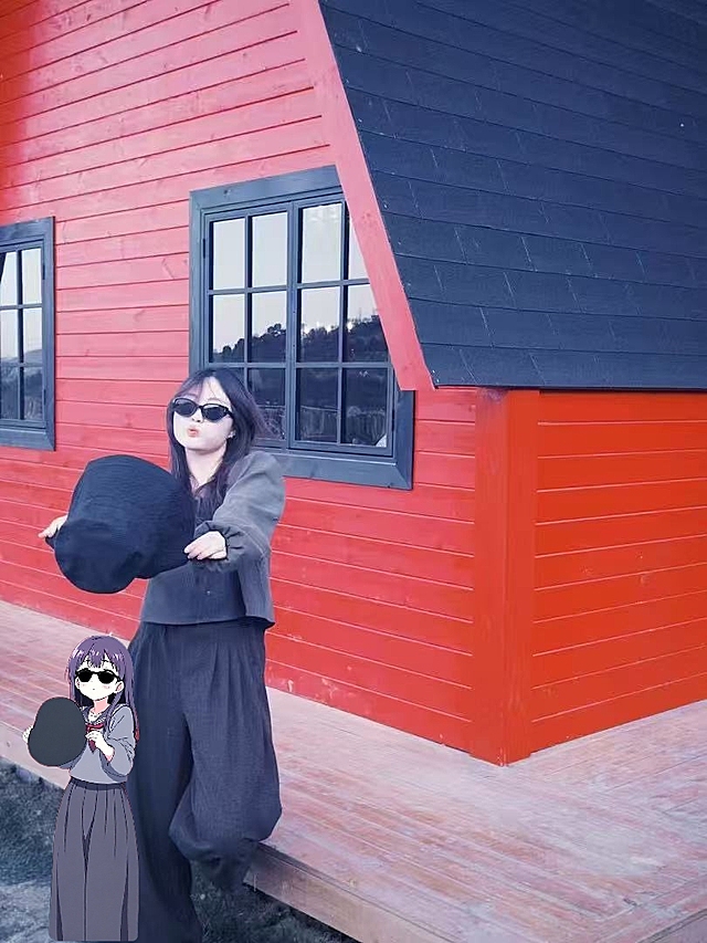 实景与动漫结合，时尚潮流感十足，红色建筑背景增添视觉冲击力。