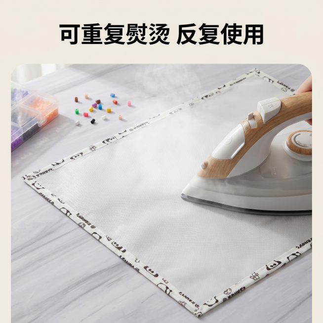 [主图 4] 熊猫包边烘培布可熨烫功能演示。[氛围风格] 高级干净温馨质感，参考图简约ins风。[画质] 商业摄影质感，光线柔和通透，产品清晰真实，画面干净高级。[元素] 展示电熨斗在熊猫包边烘培布上预览效果