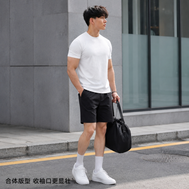 [主图-2] WEIDUGX白色T恤城市街景侧身站立展示
[氛围风格] 高级松弛感，自然年轻活力，简约干净的商业摄影风
[画质] 商业摄影质感、光线柔和通透、产品清晰真实、画面干净高级
[元素] 保持预览效果