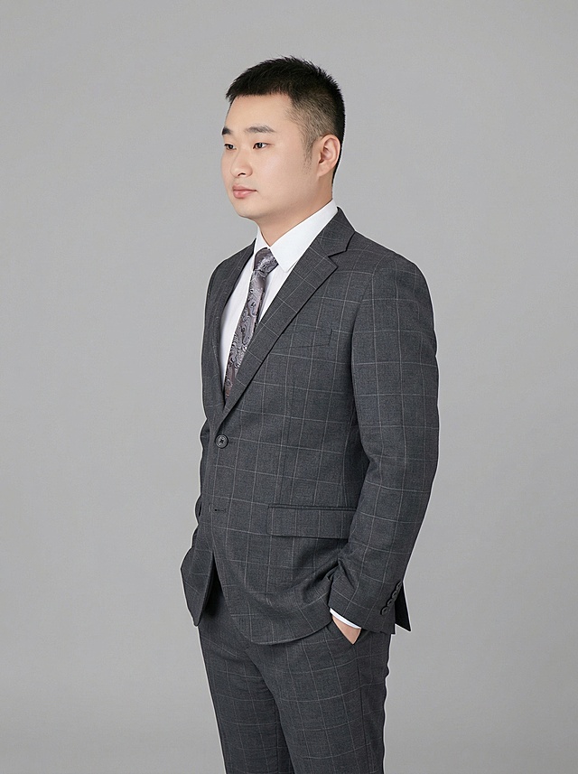 换不同西装，不同手势，不同姿势，我要十张不同的图片