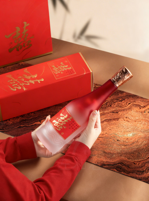 去除图片左上角的'型号：囍酒'等文字信息及右上角'左和右 DESIGN'水印，保持酒瓶、酒盒、背景及所有其他元素完全不变，高清修复预览效果