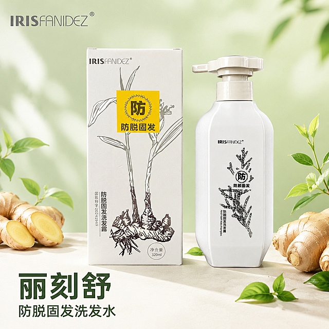 [主图-1] 丽刻舒防脱固发洗发水品牌调性首图。
[氛围风格] 小清新治愈风，自然清新，干净通透。
[画质] 商业摄影质感，光线柔和通透，产品清晰真实，画面干净高级。
[元素] 丽刻舒防脱固发洗发水和包装盒共同居中展示，两侧点缀新鲜生姜和嫩绿叶片，天然植萃氛围，浅米白色哑光静物台，背景为浅薄荷绿渐变柔焦。保持产品外观物理结构材质质感颜色与输入产品图绝对一致，杜绝任何变形和色差，精细化处理。商品主体占比严格控制在70%左右。画面满屏无边框。
[光影] 柔和自然侧窗光，整体明亮通透，瓶身有自然高光，阴影柔和，没有硬阴影。
[配色] 主色调浅绿浅米清新配色，点缀生姜暖黄色，整体干净柔和。
[视角构图] 平视角度，产品完整居中展示，轮廓完整不裁切。
[文字版式] 左上角放置提取的IRISFANIDEZ品牌Logo，保持原字形和配色。画面左下角负空间放置大字文案"丽刻舒"，下方小字"防脱固发洗发水"，深绿色粗体无衬线字体，字色和背景对比清晰。
[比例分辨率] 1:1比例，2k分辨率，文字清晰锐利，画面超高清。
[负向提示词] 变形，文字错乱，产品图模糊，背景杂乱，水印，电商平台Logo，绝对化违禁词。