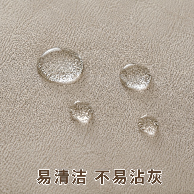 [主图-面料4] 水滴测试展示绒毯拒水性，面料细节近拍，真实呈现。
[氛围/风格] 功能展示，突出聚酯纤维面料特性，真实自然。
[画质] 清晰真实商业摄影，水珠效果透亮真实。
[元素] 几颗清澈水珠静预览效果
