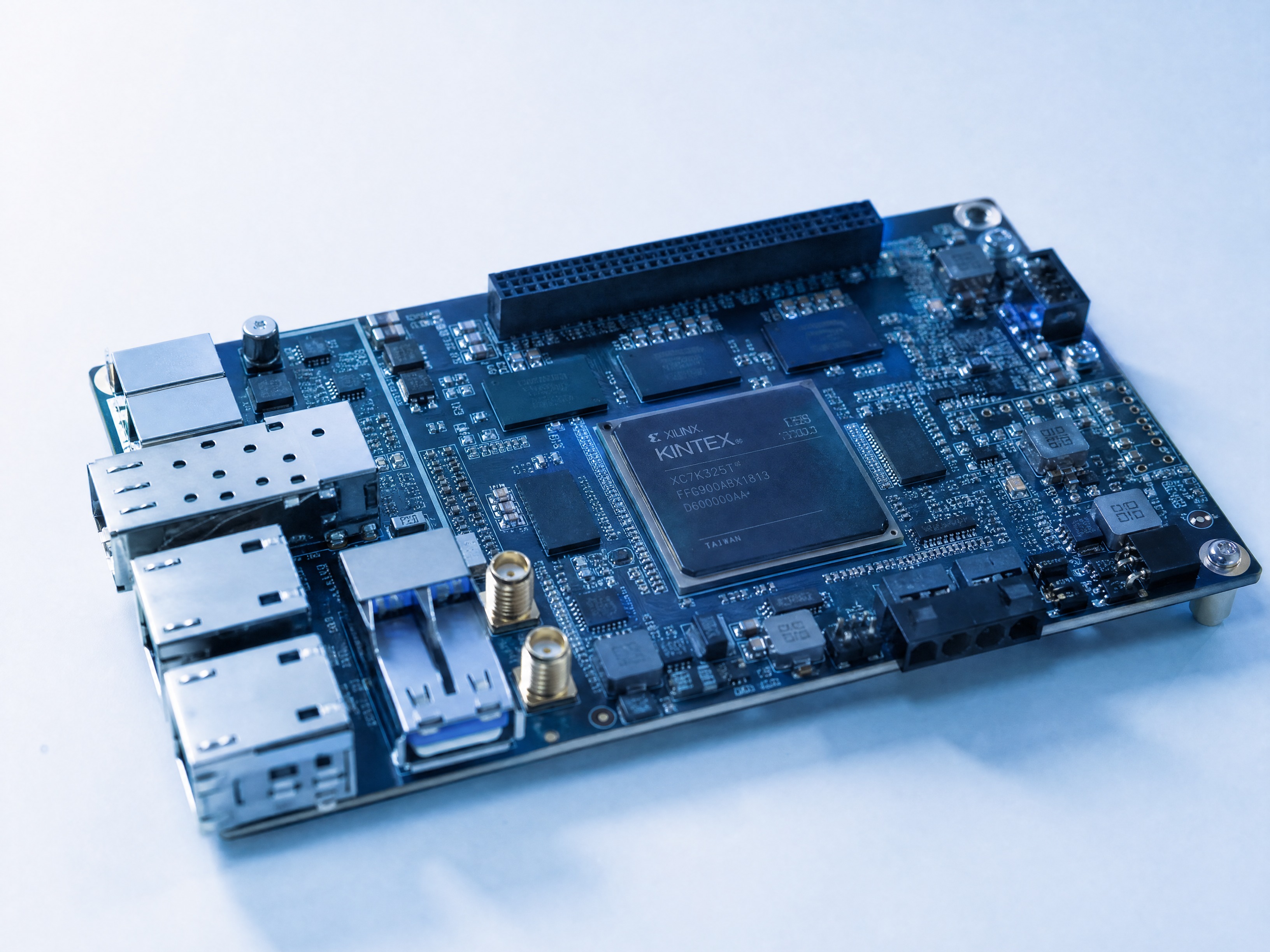 静物特写，FPGA 开发板，板载高速接口与芯片，干净白色桌面，… - 图片创意预览