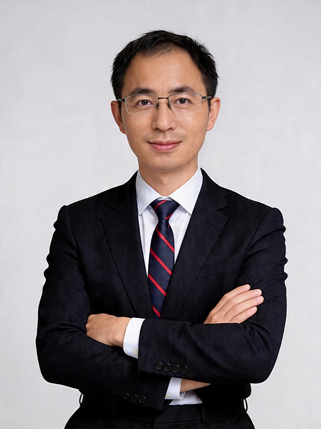 参考图1保留人物脸型、年龄等特征，替换发型为图2的背头短发造型，替换服装为黑色西装外套+白色衬衫+藏青红条纹领带，保留佩戴眼镜；参考图中保留人物脸型特征生成企业高管职场形象照，标准焦段50mm,f/4光圈,平视视角(镜头与人物视线齐平);人物占画面70%,人物居中(居中构图),位于画面中心,为视觉聚焦点,入境范围头部及以下至臀部下方10cm(半身像);左右留少量背景空间;头部与画面顶部保留5%空间;头部发型完整,头肩比例协调,人物结构准确;身穿深黑色精纺羊毛混纺西装外套,(平驳领设计,面料呈细腻微微哑光质感);内搭白色高支棉衬衫;下装深黑色精纺羊毛混纺西裤;着装正式干练;权威沉稳、格局开阔;身形匀称,姿态端正,身体挺拔。呈双手抱胸的自然姿态，肢体放松且自信;佩戴方框眼镜;发质微微柔顺，微微蓬松。简约微微中度灰色纯色背景(呈现均匀柔和质感),背景光线均匀柔和,强化色彩对比的高级感。极简干净;32k画质超高分辨率、细节清晰,现代精致感风格;肤质精细化处理;眼神直视镜头,目光坚定且澄澈,表情自然。嘴角上扬;健康清透哑光肌,肤色均匀白皙,细腻平滑无瑕,保留真实毛孔纹理,自然提亮｡正面柔光补光,4800K中性光,面部光比1:1.5｡中近景写实摄影,对焦清晰,面部雾面柔光,轻透裸肌感,高清保留皮肤细节｡分辨率4K,去除人物之外的所有元素。严格按照图片内容生成。画面比例3:4