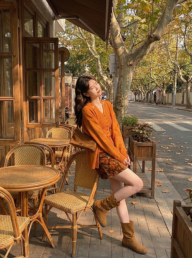 保留这套橘色针织搭配碎花半裙的秋日穿搭，近距离拍摄展示整体版型和层次感，复古梧桐咖啡馆午后暖光氛围感，抖音带货风格，突出服饰的搭配效果和质感细节