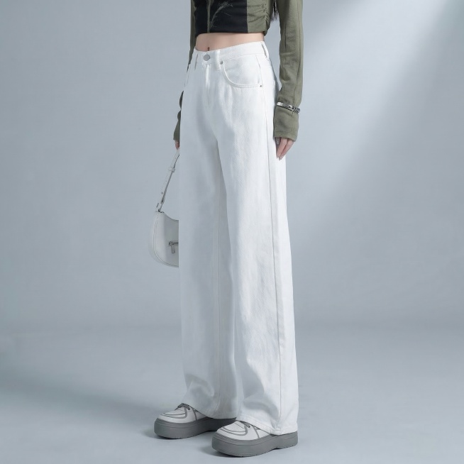 保持和参考图一致的白色阔腿牛仔裤、穿搭风格、轻奢金属配饰、冷调高级光、大牌质感、面料厚实，专业电商服装摄影，展示牛仔裤侧面角度，姿势自然，8K，高清细节，质感高级，厚重挺括，不显单薄，1:1正方形构图预览效果