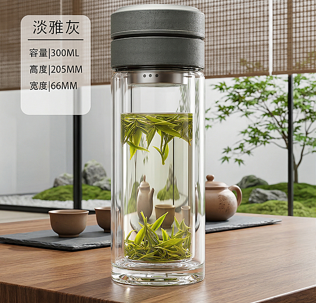 保持玻璃杯整体结构、杯内茶叶形态、左侧文字内容、灰色盖子颜色完全不变，更换为高档简约大气明亮轻奢茶室背景，大师级商业级灯光布景，升级双层玻璃通透度，清晰干净透明度极高，可透过玻璃清晰看到后方景象，玻璃杯崭新无瑕疵，整体质感高级专业。负向提示词：瓶身扭曲, Logo变形, 内部液化, 玻璃模糊, 夹层浑浊, 西方面孔, 金发, 深眼窝, 雀斑, 杂乱房间, 死黑阴影, 硬光, 乡村风, 多余的盖子, 缺失的部件, 悬浮的物体, 变形的手柄, 摄影灯, 柔光箱, 三脚架, 水印, 昏暗光线, 畸变透视, 比例失调
