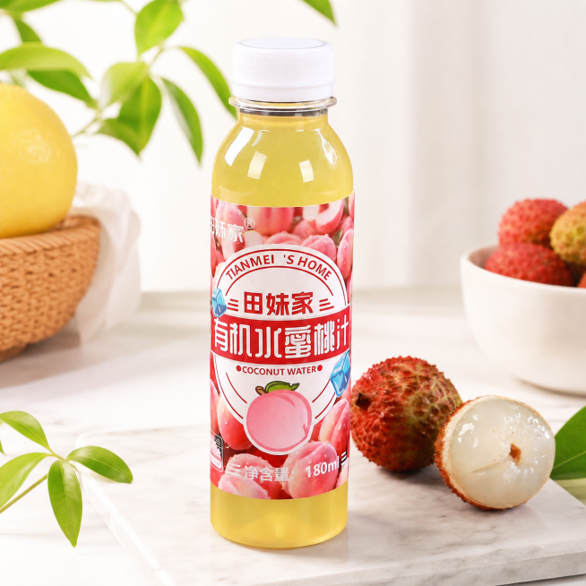 将图片背景更换为简约小清新电商展示台美食背景，保持果汁产品主体不变，保持1:1的比例不变预览效果
