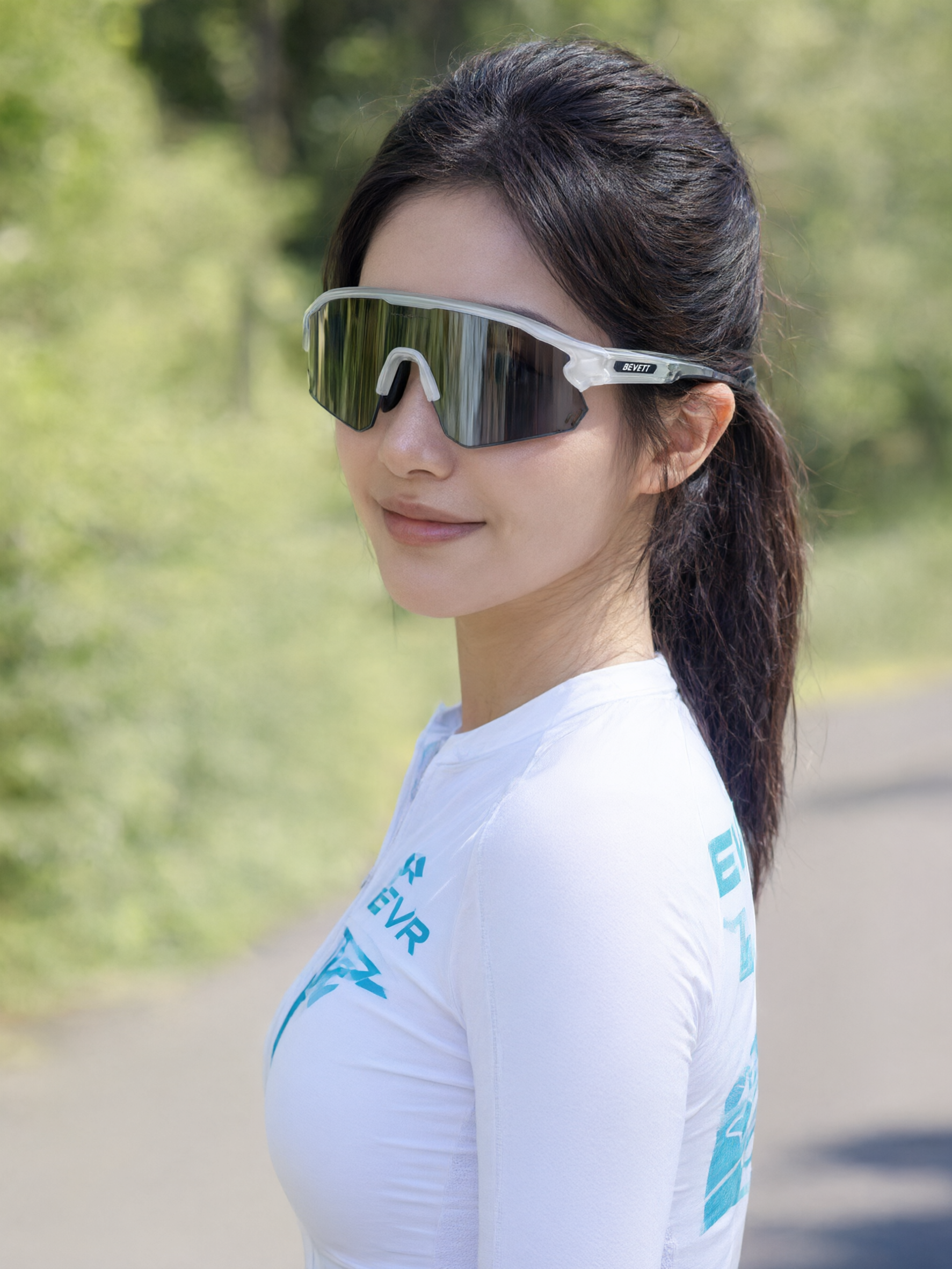 一位漂亮的中国年轻女生，五官精致，化着干净精致的妆容，哑光底妆… - 图片创意预览