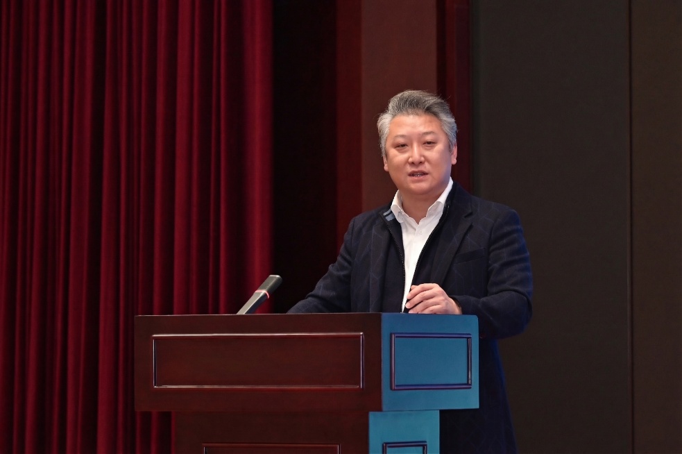 去除讲台上的“中国出版集团”文字，保持讲台的深棕色木质纹理和金属边框不变，其余画面内容和风格保持与原图一致预览效果