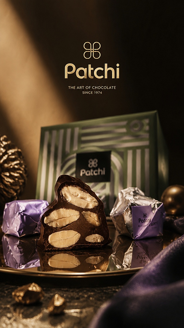 去掉所有水印，设计一张吸睛的Patchi巧克力视觉宣传图，主体是Patchi巧克力，写实数字插画，电影级光影，强烈明暗对比，强透视，镜头感，画面张力，商业摄影产品海报设计，突出产品，高端广告品牌摄影风格，抽象构图背景，整个场景奢华、精致、简约和高端，艺术感十足，完美构图，Octane渲染，4K高清画质，强质感，肌理感，艺术抽象，诗意，高级，杰作，极具视觉冲击力，获奖作品，大师级配色，大师级排版，高细节，高级感，超高清，布局协调