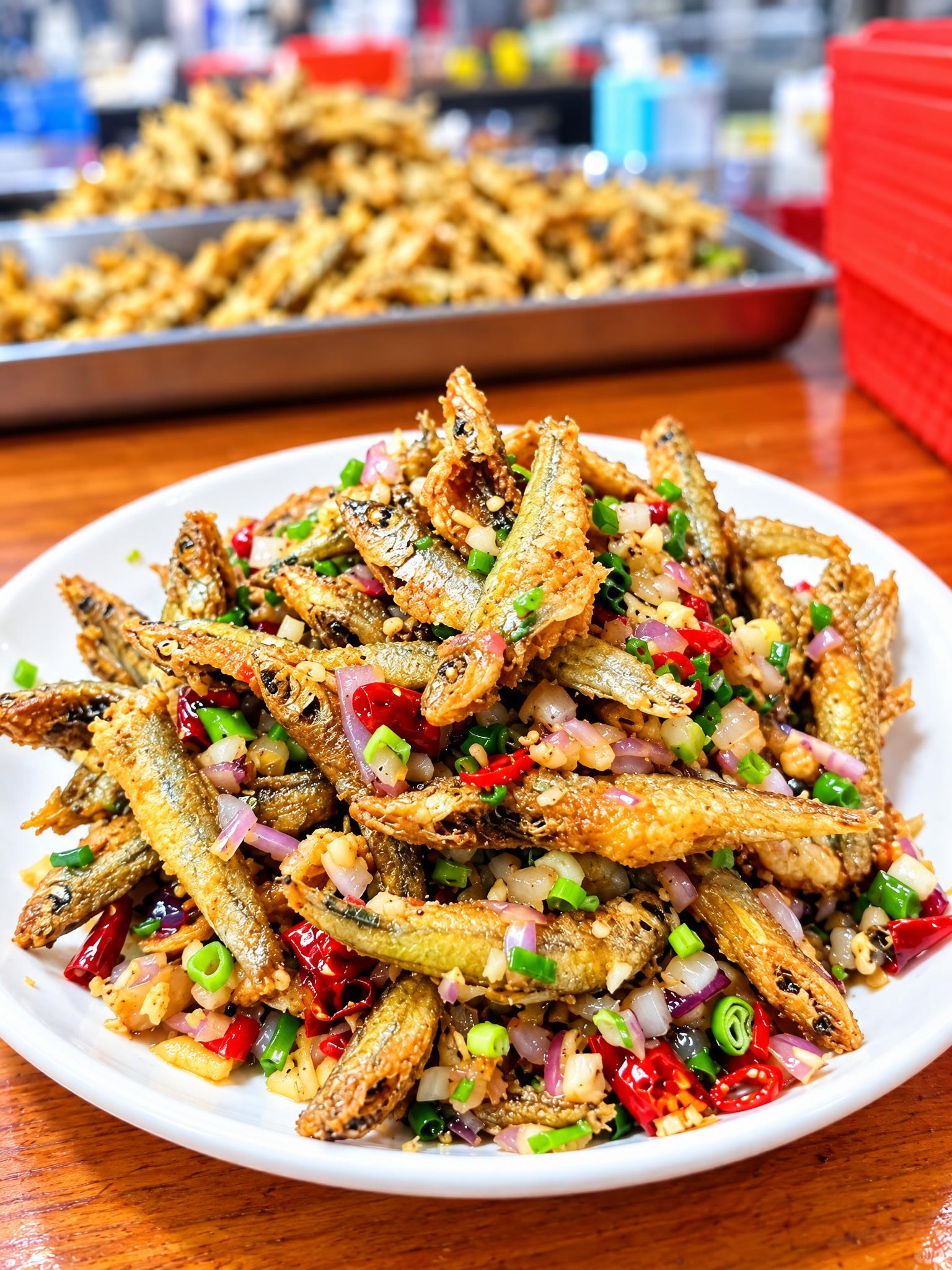 基于参考图中的干炸小河鱼菜品，生成平视角度的美食摄影图，保持小… - 图片创意预览