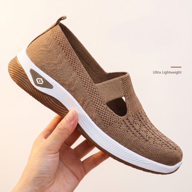 [Main Image 9] Product portability display, a hand holding one slip-on fly-knit casual shoe, showing预览效果