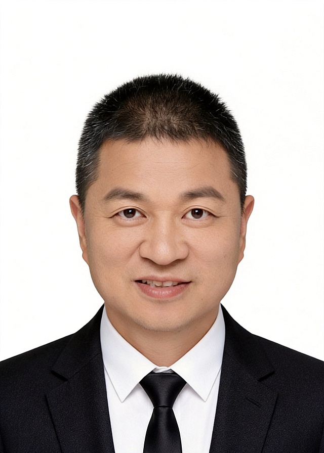 保留第一张图中人物发型,脸型,年龄特征生成标准样式纯正面证件照;人物主体严格居中,头部大小与位置严格对齐第二张图,双肩水平平衡,面部中轴线对齐画面中心,正视前方;标准证件照构图,人物绝对居中;头顶上方距离上边缘高度10%,下巴距离画面下边缘高度30%,人物主体占比约68%;肩部平展与画面水平轴平行;头部占比严格对齐第二张图;标准焦段50mm,纯正面,入境范围头部至胸部以上区域,F/4光圈(兼容F/2.8-F/4区间),平视视角(镜头与人物视线完全齐平),正视视图;人物绝对居中(居中构图),位于画面中心;严格限定标准证件照规格;头顶上方距离上边缘高度10%,下巴距离画面下边缘高度30%,肩部平展,头部占比严格对齐垫图;提亮肤色,消除暗沉,清透裸妆,隐形毛孔,均匀肤色,唇色自然提亮;肤色白皙细腻,肤质呈现匀净哑光质感(自然白皙);轻透裸妆+重点提亮;唇色润泽(半哑光质地);眼神澄澈,看向镜头,气质自信,嘴角微微上扬表情自然;耳廓可见度一致;肩部平展,肩线与画面水平轴平行;头肩比例协调呈现;免冠,不戴帽子,无头饰,无发带,不戴眼镜,无胡子,面部保留原有特征,去除包包,去除背带/肩带,去除胸前装饰;身着精纺羊毛混纺面料的黑色西装外套,平驳领(商务感正式感);内搭纯白色正装衬衫,系黑色真丝领带;柔和正面顺光均匀柔光,面部明亮无硬影,背景均匀提亮,画质清晰,零噪点降噪;面部清晰;背景亮度均匀统一;高清锐利画质,细节清晰可见;零噪点处理;色彩还原自然,均匀柔和布光,无明显阴影,面部光影干净,柔光正面打光,自然光影过渡,皮肤质感细腻,哑光质感,极简纯色白色背景,背景亮度均匀且统一(哑光质感);专业证件照质感,高清人像质感,细腻皮肤纹理,严格按照第一张图内容生成,分辨率4K,禁止裁切头顶, 禁止额头被截, 禁止超大头, 禁止主体溢出画面, 禁止偏头/倾斜, 头顶上边距8-10%, 头部高度60-68%, 双眼高度56-58%, 严格对齐第二张垫图,画面比例5:7