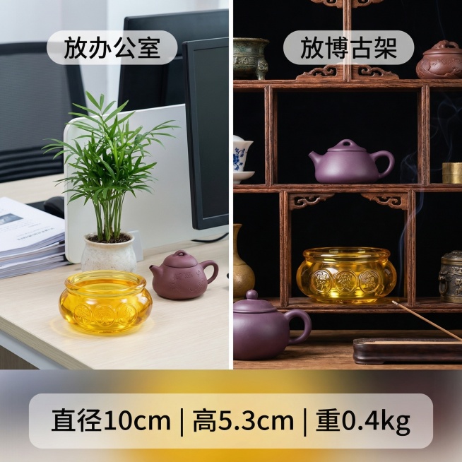 聚宝盆多场景适配与规格展示，实用展示，清晰直观。画面采用双格拼图设计，左侧展示聚宝盆放置于办公室桌面的场景（搭配小型文竹、紫砂茶宠），右侧展示放置于博古架的场景（搭配紫砂壶、中式线香），下方叠加半透明预览效果