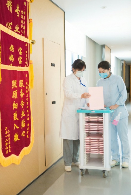 把画面中短袖的人转为长袖预览效果