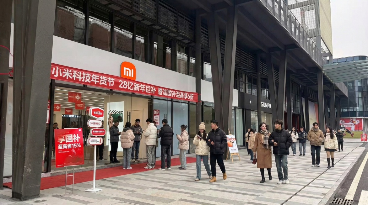 不改变图中建筑及细节，添加穿着保暖时尚衣服的年轻男女，店内有人购物，店外有人路过，人物面部正常自然无扭曲预览效果