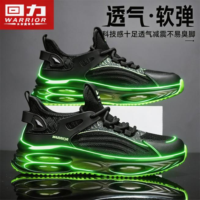 逐像素对照图2原图修改光效：
1. 图2原光效：每只鞋子都有两段轮廓光，第一段沿着鞋身外侧从后跟到鞋头，第二段沿着鞋底从后跟到鞋头，两段光都是断开的，光带宽度均匀，发光是从鞋子边缘向外渐变透明。
2.预览效果