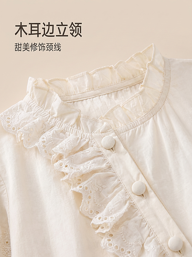 [主图-3] 女童法式衬衫领口门襟细节特写展示
[氛围风格] 温柔甜美法式风，高级质感，整体光影风格和前两张统一
[画质] 商业摄影质感，光线柔和通透，产品细节清晰真实，画面干净高级
[元素] 特写展示衬衫领口与门襟部分，保留整体版型比例。保持衬衫：奶杏色（米白偏暖调）、100%棉面料、木耳边立领、斜向门襟同色系圆形包扣、多层蕾丝木耳边拼接设计与输入产品图绝对一致，杜绝变形色差，精细化处理蕾丝孔洞细节。商品主体占比约70%，画面满屏无边框。背景为浅米色纯色背景，突出产品细节
[光影] 柔和均匀的影棚布光，主光照亮领口区域，突出蕾丝层叠的立体感，辅光消除阴影，纹理清晰可见
[配色] 主色调奶杏色，浅米色背景，整体偏暖调，干净高级
[视角构图] 平视特写，焦点对焦在木耳边领口和门襟处，景深较浅，背景虚化突出细节
[文字版式] 左上对齐，大字文案"木耳边立领"，小字标注"甜美修饰颈线"，文字不遮挡核心细节，对比清晰
[比例分辨率] 3:4比例，2k分辨率，文字清晰可辨，超高清
[负向提示词] 变形，水印，文字错乱，产品模糊，背景杂乱，色差，多个模特