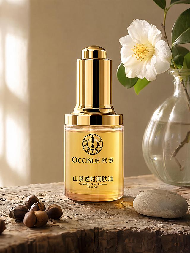 超写实轻奢护肤产品摄影。
主体：山茶逆时润肤油严格参照上传产品图，完整保留所有可见组件、部件、轮廓、结构、比例、材质、颜色与产品本体上的文字信息（logo / 品牌名 / 品名等），与上传图完全一致；产品不畸变，文字细节不改变，自然融入场景光影，与场景共处同一物理空间；清除产品本体之外的所有文字；画面中仅保留本产品一个主体，背景无其他同类美妆瓶罐。
构图：微侧15°平视，85mm微距，开放式构图。
风格：轻奢优雅东方禅意。
场景：侘寂风原木置物台，搭配自然光。
承载：产品放置在做旧原木浅棕色台面上。
陪衬：①产品后方放一瓶白池花鲜切花，玻璃透明花瓶；②台面角落放置一小堆山茶籽；③旁边点缀一块天然哑光鹅卵石，浅灰色。
配色 / 材质：原木棕 / 鎏金 / 米白 / 浅灰；原木 / 玻璃 / 鹅卵石 / 鲜花。背景无任何文字。
光影：主光从左侧窗户斜入，暖调柔和午后漫射光，明暗对比自然，突出产品通透油润质感。
严格锁定宽高比为 3:4。