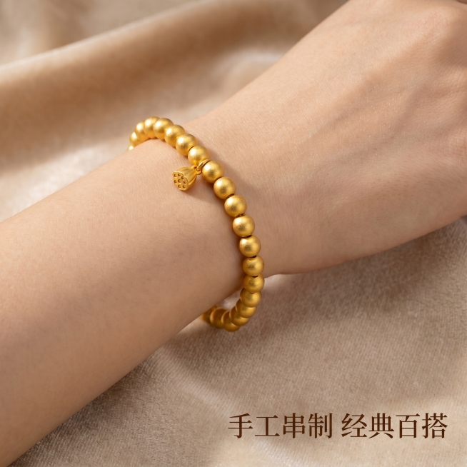 [主图 2] 古法金珠莲蓬吊坠手串佩戴展示图
[氛围风格] 优雅中式日常氛围感，轻奢雅致
[画质] 商业摄影质感、光线柔和通透、产品清晰真实、画面干净高级
[元素] 年轻女性白皙手腕佩戴古法金珠手串，预览效果