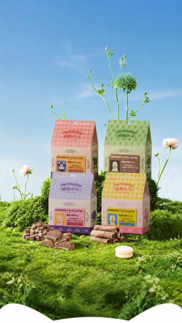 移除图中原有蓝色产品，将宠物零食冻干产品（来自图片https://gdesign-dam-hz.dancf.com/36656098243891263/aae9e2d9b18a46869981075d预览效果