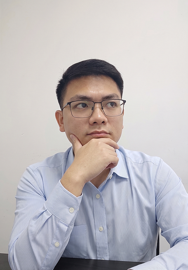 将图一改成图二的动作手托脸颊，眼神思索