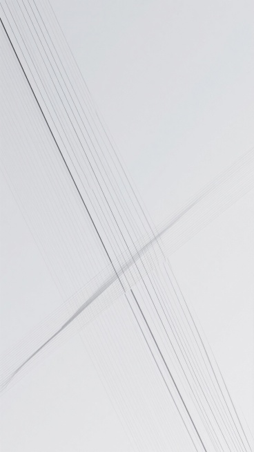 极简主义几何抽象线条背景，采用不同角度的斜向平行线条构成多种纹路风格，主色调为优雅的浅灰色系与纯净白色，线条通过精准的疏密变化和微妙的灰度梯度形成和谐的视觉层次，整体呈现出冷静、现代且富有秩序感的氛围，线条边缘锐利清晰，背景平滑干净，营造出简约而高级的空间感和设计感。预览效果