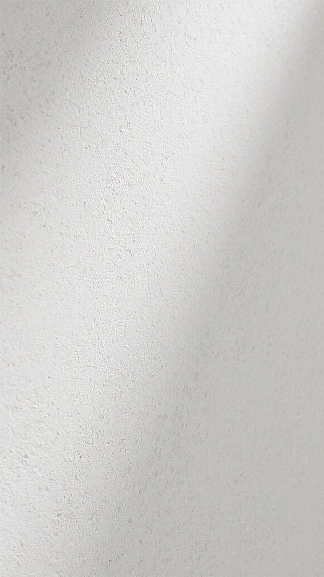 干净风格的墙面纹理，整体呈现柔和的浅灰色调，表面带有细微的颗粒质感和自然的斑驳纹理，色调均匀统一，没有明显的色彩偏差，光线柔和，阴影细腻，营造出简洁、素雅的视觉效果。