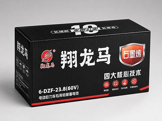 将这张翔龙马黑色电池纸箱的实拍图，重新制作成高端立体纸箱效果图，风格和上一张红色立体纸箱一致。纸箱主色调为黑色，搭配红色和白色元素。正面展示：翔龙马品牌大字、石墨烯盾牌标志、四大核心技术图标、6-DZF-23.8(60V)型号、电动助力车专用铅酸蓄电池等核心信息。顶部有"长续航 多跑10公里 长寿命"标语。3/4立体透视角度，能看到正面和侧面。光影真实自然，有柔和的阴影和高光，瓦楞纸材质质感。背景为简洁的浅灰色渐变，突出产品包装。整体效果高端大气，像专业产品包装摄影图。