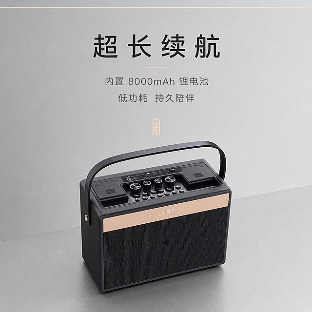 [主图-6] 续航能力-8000mAh超长续航，展示产品持久使用的核心优势。
[统一基调] 风格=极简轻奢高级产品摄影；主色=高级灰渐变背景；强调色=香槟金（仅细线与图标）；标题字=纤细无衬线粗体 字间距宽松；正文字=简洁无衬线体；组件=无卡片无渐变，只用细线电池图标；光影=顶部柔光 底部投影。
[画面] 产品居中偏下，占画面约45%，斜侧俯视角度，展示顶部控制面板、按键旋钮和皮质提手。产品放置在浅灰色哑光台面上。产品上方悬浮一个极小的细线轮廓电池图标（香槟金色），非常克制。背景为纯净浅灰到中灰渐变，顶部有极细香槟金装饰线。
[光影质感] 顶部柔和漫射光，顶部面板细节清晰，皮质提手质感细腻，底部自然投影，台面微反光。
[配色] 背景=浅灰渐变；产品=黑+香槟金；文字=炭黑主标题+中灰副标题；强调=香槟金细线与电池图标。
[文字版式] 画面上方居中，主标题"超长续航"（炭黑色大字 字间距宽松），下方极细香槟金横线分隔，再下方2行文字居中："内置 8000mAh 锂电池"、"低功耗 持久陪伴"（中灰色 行间距大）。全部横排，大量留白。
[输出要求] 比例1:1方图，2K分辨率，产品清晰，文字清晰。负向：变形 错字 模糊 绿色电池 彩色图标 渐变标签 卡片 竖排文字 绝对化用语 平台Logo 水印。