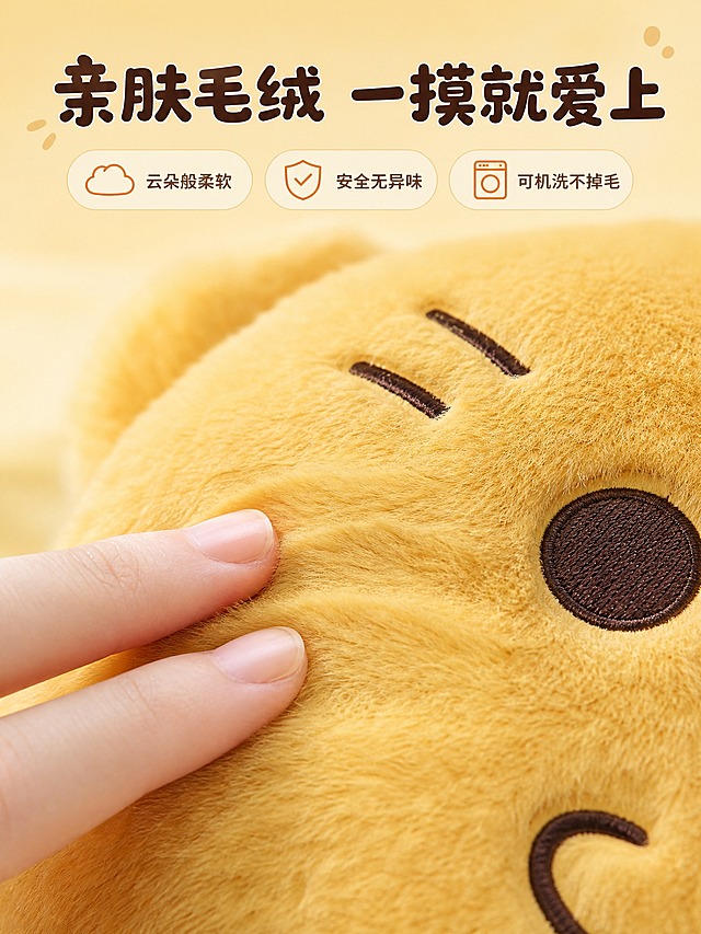 [商品] 使用【图1】大黄猫抱枕；保留黄色毛绒面料、圆形猫脸造型、深棕色刺绣眼睛鼻子胡须、右侧三道棕色斑纹、两只小耳朵的完整外观；重点展示毛绒面料的肌理细节，不改变版型结构和颜色。
[画面] 第3张 材质细节 目标是证明亲肤面料卖点；采用微距质感型版式 抱枕局部大特写 主体占画面70% 视角略微俯视 聚焦抱枕表面的毛绒纤维 画面左侧有两根手指轻轻划过毛绒表面 毛绒被手指带起轻微弧度 展示面料的柔软顺滑 手指皮肤细腻 与毛绒形成质感对比 背景是同色系浅米色虚化 突出主体材质 刺绣的棕色眼睛一角也在画面中 证明是同一款产品。
[视觉] 套系策略：风格=家居治愈风 温馨暖调商业摄影；标题字=圆润粗黑体 萌系软萌风格；正文字=圆角无衬线体 简洁亲切；主色=奶黄+米白；背景延展=基于奶黄米白做深浅层级 同色渐变 织物/墙面质感；强调色=暖橙色 仅用于小面积图标 引线 标签；标题色=深棕色；正文色=中暖棕色；组件=圆角浅底信息卡 软曲线 圆点装饰；光影=侧上方柔和暖光 突出毛绒纤维根根分明的质感 形成自然明暗层次。
[文字] 顶部主标题"亲肤毛绒 一摸就爱上" 下方三个圆角小图标加文字横向排列 分别是 云朵图标+"云朵般柔软" 盾牌图标+"安全无异味" 洗衣机图标+"可机洗不掉毛" 文字放在上方和下方负空间 不遮挡材质展示区域。
[规格] 图片比例3:4竖版 4K 避免变形 错字 文字过小 手指畸形 产品颜色改变 禁止出现平台Logo和极限词。