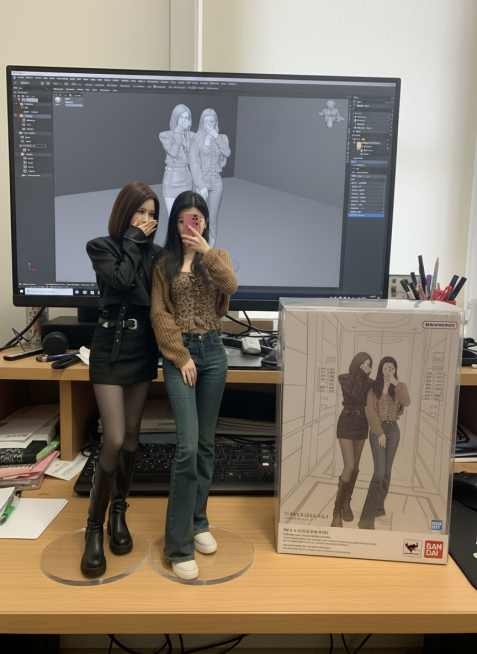将这个图片制作成一个商业化1/7比例手办，风格写实，环境逼真。手办放置在电脑桌上，配有一个圆形透明亚克力底座，底座上没有文字。电脑屏幕上显示着手办的Zbrush建模过程。电脑屏幕旁边是一个万代风格的透预览效果