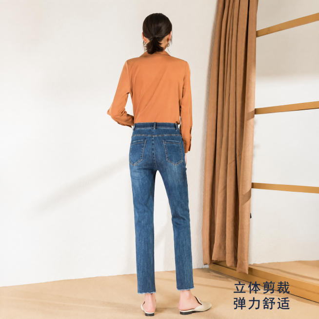 「图片1」「图片1」「图片1」「图片1」这是一款女装牛仔裤，请你帮我生成四张拼多多辅图，要求帮我符合拼多多平台规则，可以参考拼多多同行，要图形和文案相结合要求ai率低于百分之五文案适当不需要太多素材角预览效果