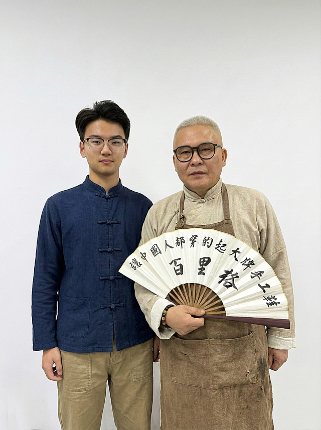 把人物服饰换成手工老师傅的感觉