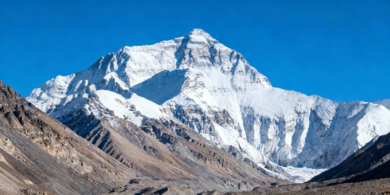 帮我生成珠穆朗玛峰全景图  要求  近景 颜色统一点 横版预览效果