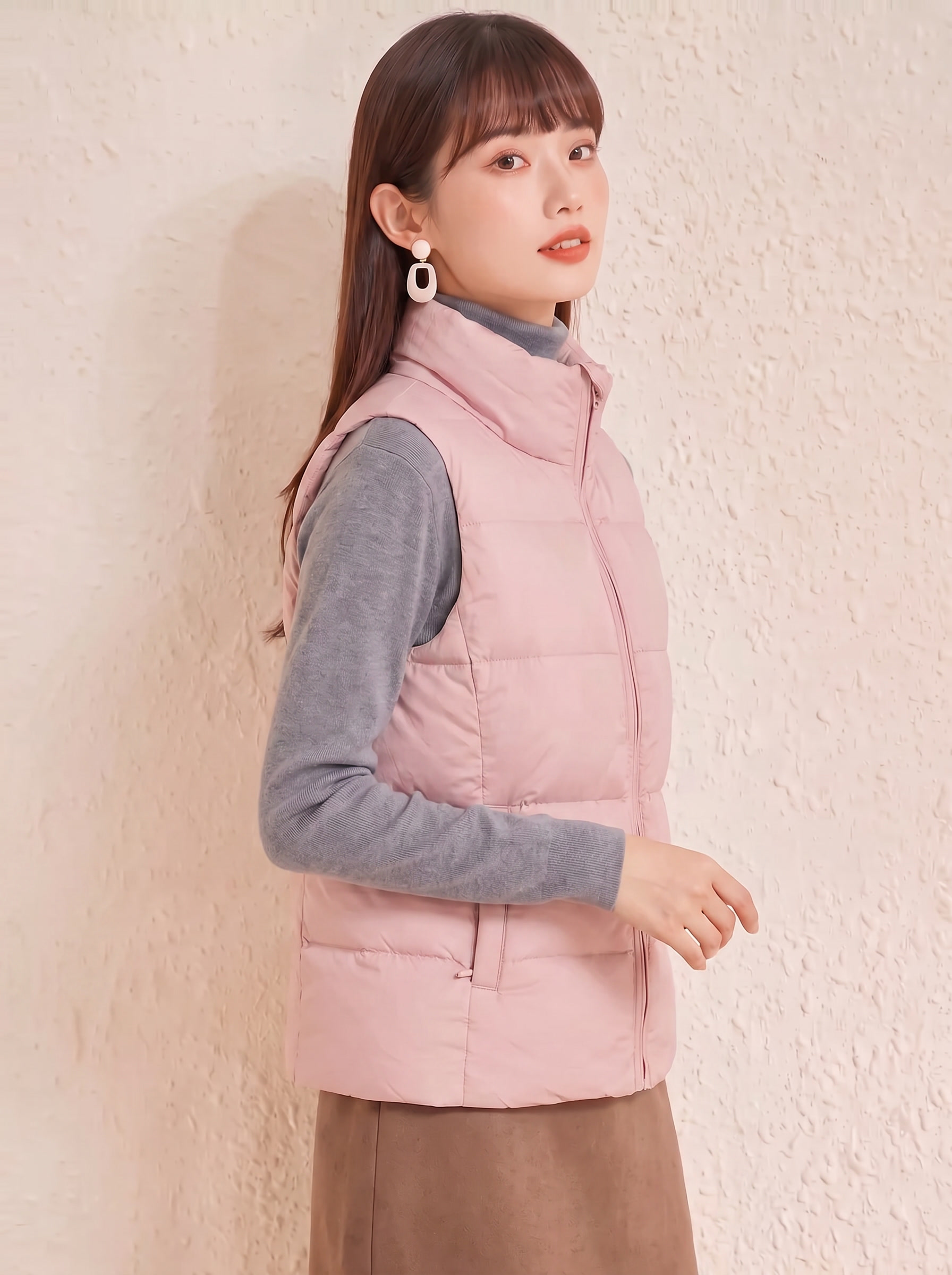 请将参考图1的【粉色立领羽绒马甲】1:1还原其款式、颜色、材质… - 图片创意预览