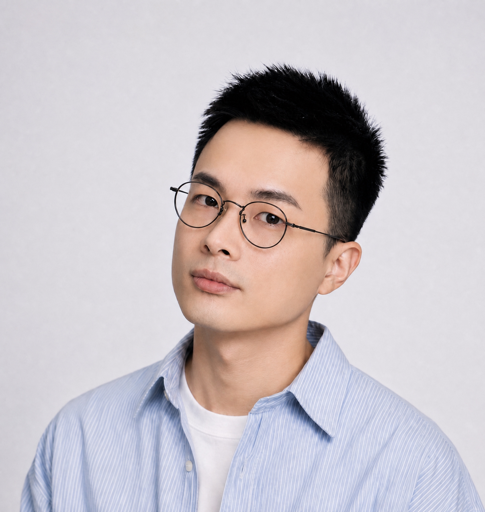 清除人脸上的阴影纹路，使面部皮肤光滑均匀，保留五官、眼镜、发型… - 图片创意预览