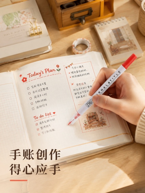 [第6屏] 真实使用场景页-办公桌面手账创作场景展示红色ZIG马克笔使用效果。本屏使用【图3】作为产品主体。
[氛围/风格] 温馨日常氛围感，柔和自然光，真实桌面场景，治愈清新文具风。
[元素布局]预览效果
