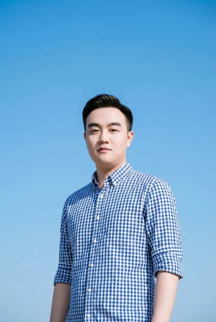 根据我提供的人物照片，帮我生成20张明星写真图，五官跟参考图片一直，照片可以都市时尚肖像，包含深色西装男性、格纹衬衫青年男性、皮夹克领带男性与侧身扶耳青年，背景涵盖纯色、天空与现代弧线元素，整体比较干预览效果