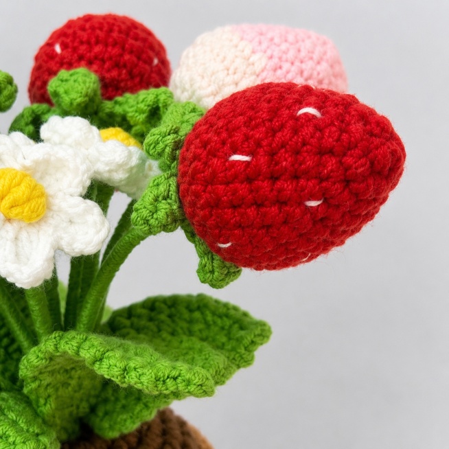 [Product 2 - Strawberry Potted] Close-up detail of handmade crochet strawberry. Background is low-sa预览效果