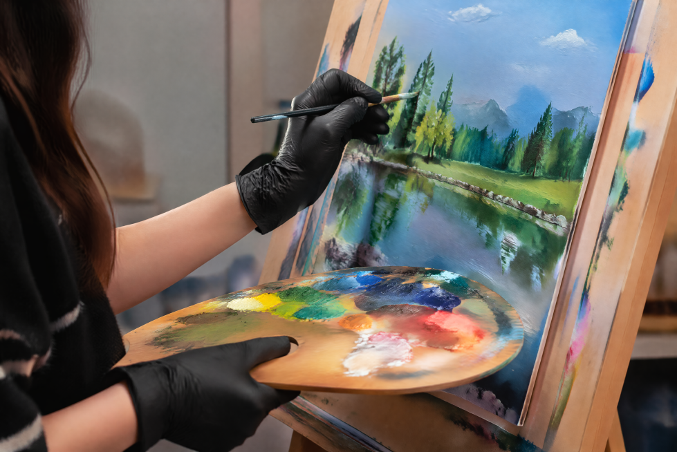 美女带着黑色丁腈手套在绘画室画画，近景构图，美女不露脸，露出双手，两只手都佩戴手套，超清画质预览效果